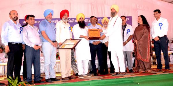 S. Gurbachan Singh receiving award from S. Gurmeet Singh Khuddian, Cabinet Minister